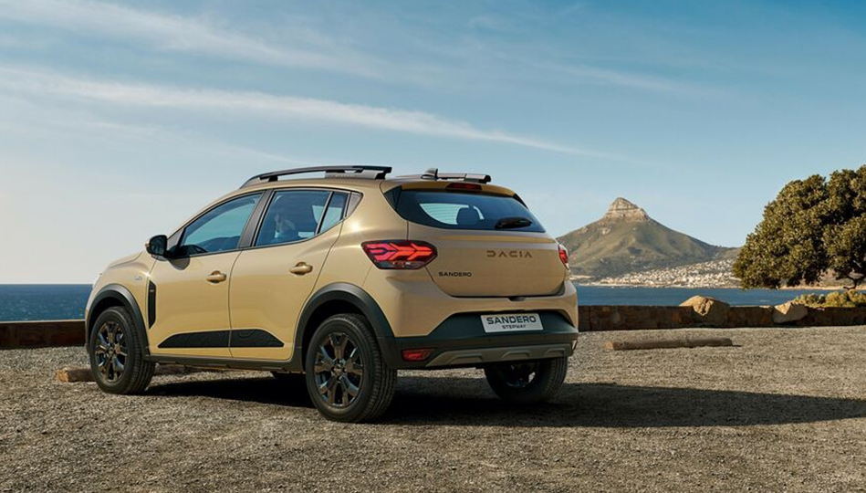 Dacia Sandero Stepway står parkerad vid havet