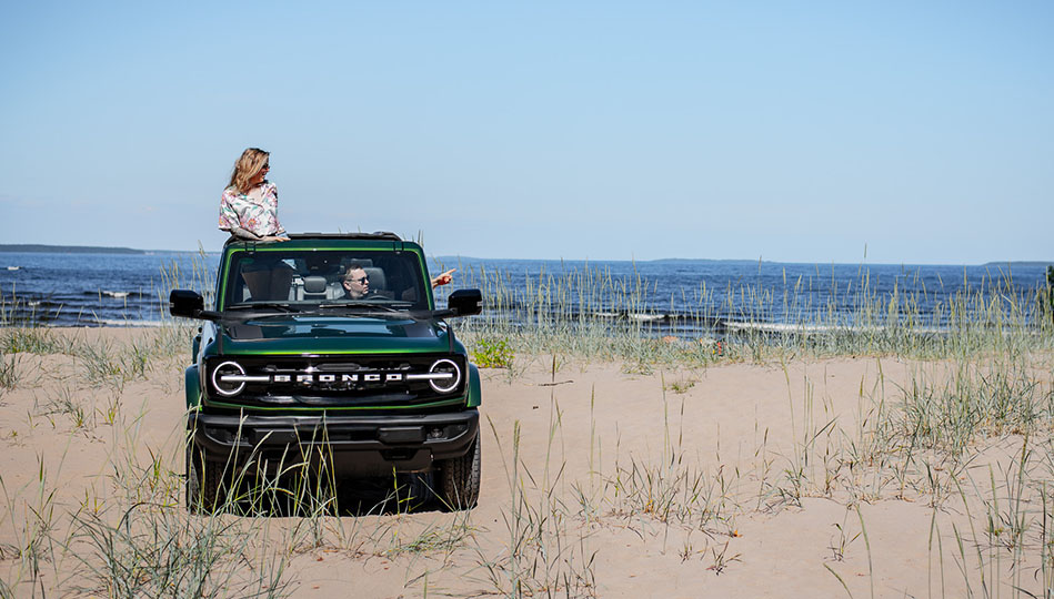Ford Bronco, SUV:arnas SUV, på en strand.