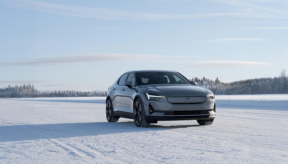 Polestar 4 på vinterväg. Ladda din elbil innan avfärd för att maximera räckvidden på vintern.