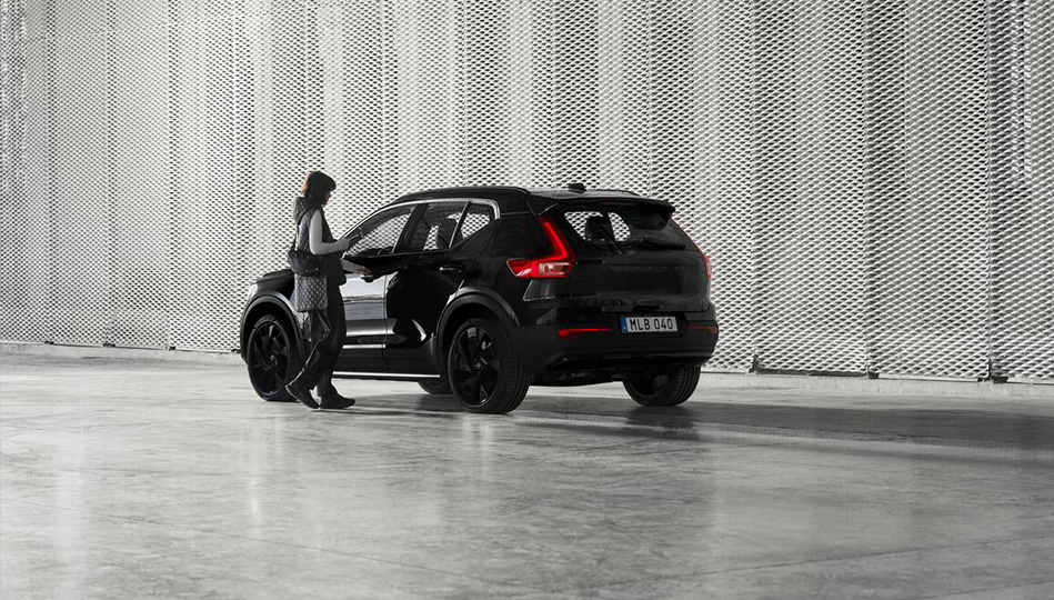Volvo XC40 Black Edition framför en rastervägg