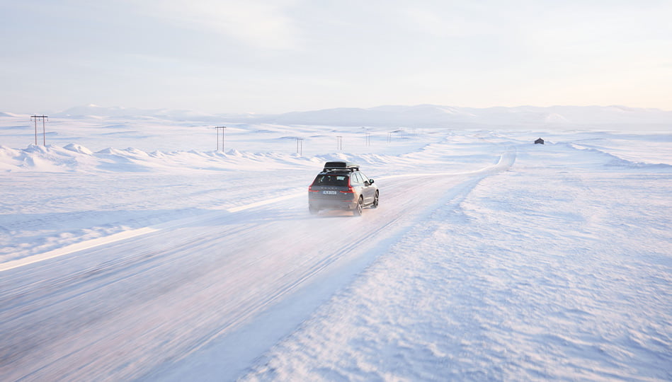 Volvo XC60 Recharge med takbox i vinterlandskap