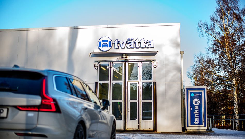 Bil utanför Tvätta automattvätt på vintern