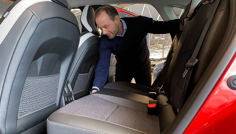 Linus visar hur man kan skjuta fram baksätet i Renault Captur e-tech för att få större bagageutrymme