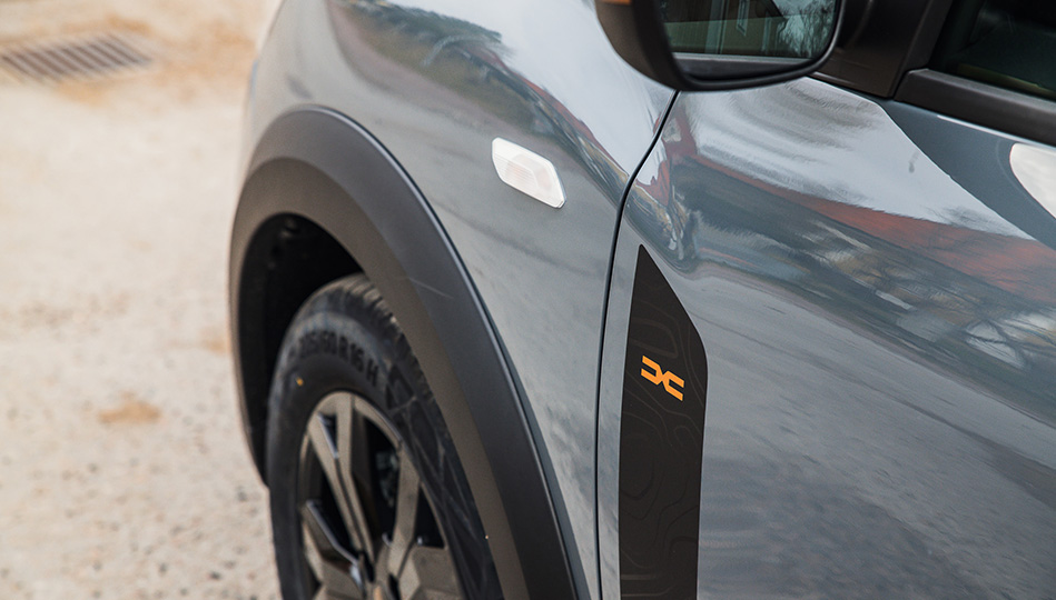 Detaljbild som visar fronten på Dacia Jogger och några av detaljerna som gör bilen väldigt robust och tålig.