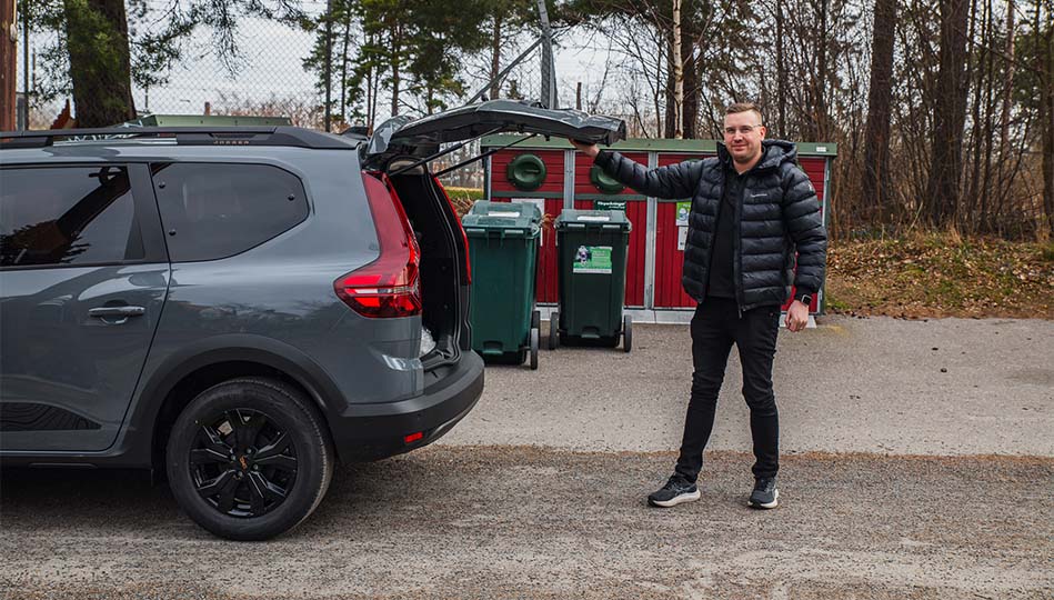 Johan stänger bagageluckan på vår testbil Jogger efter att ha kastat en massa återvinning.