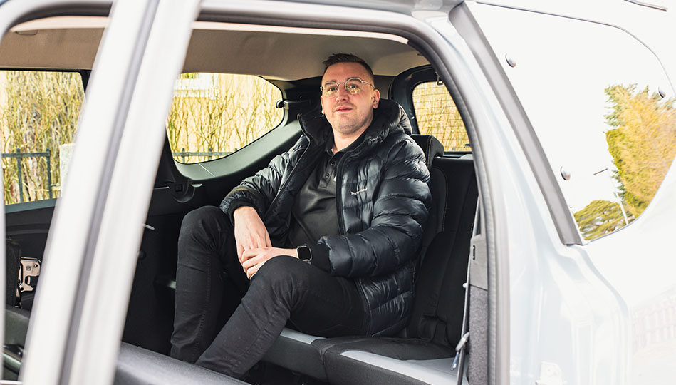 Johan sitter bekvämt på tredje sätesraden i Jogger.