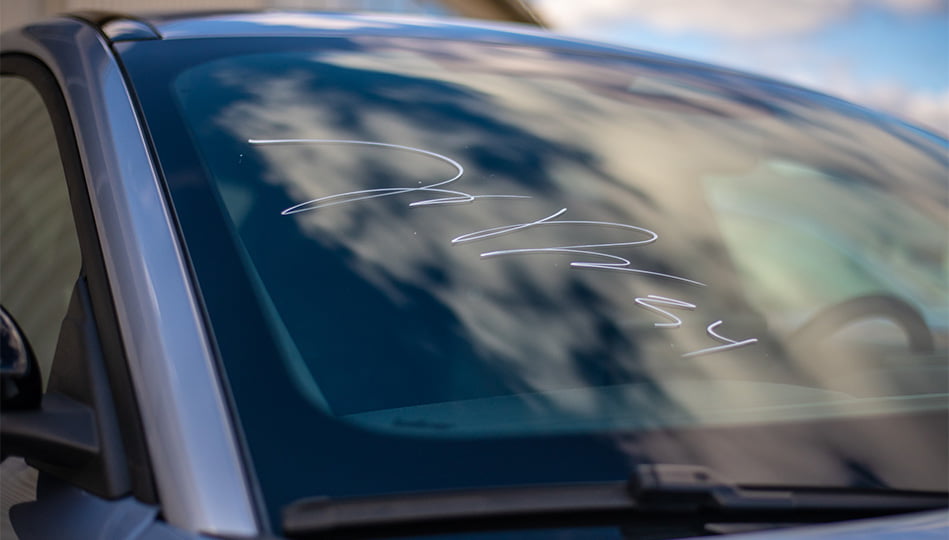 Ford Mustang Mach-E med Jonathan Dahléns signatur på vindrutan