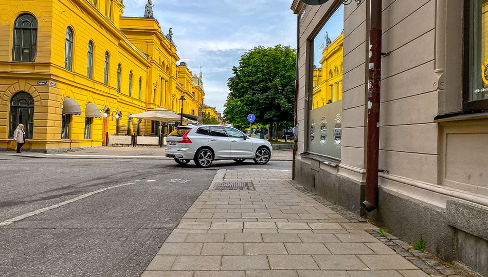 Volvo XC60 som svänger runt ett hörn i city