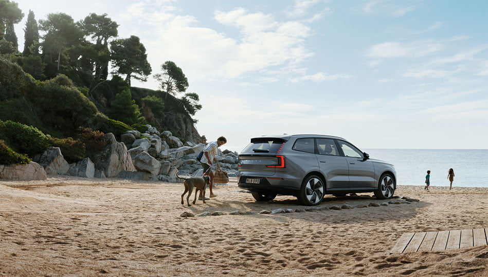 Volvo EX90 på stranden