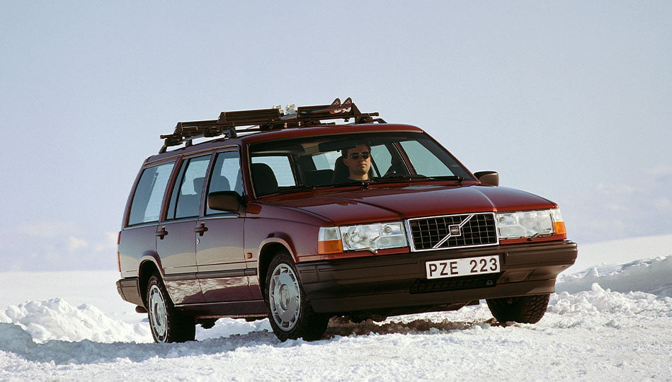 Bakhjulsdrivna Volvo 940 i snölandskap