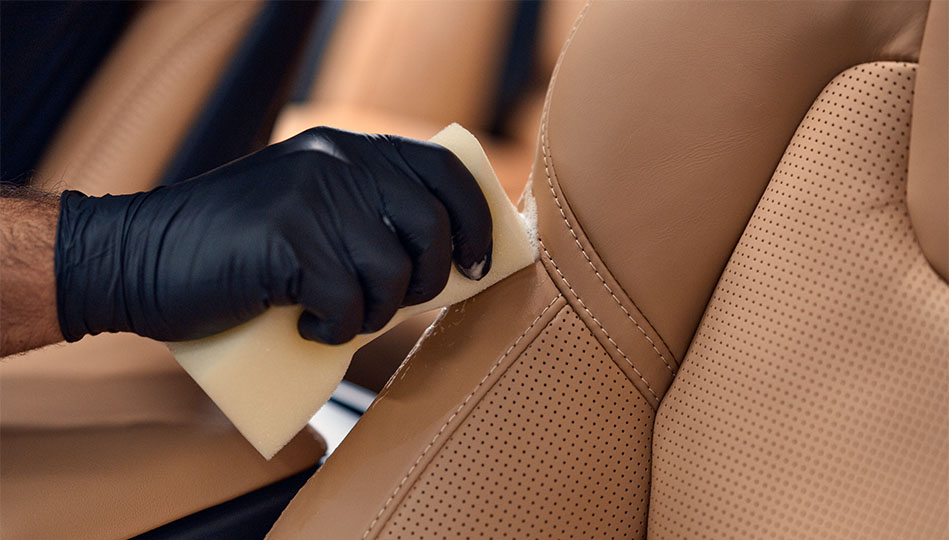 Genom att smörja in bilens skinklädsel med ett läderbalsam ser du till att sätena håller längre och känns följsamma att sitta i.