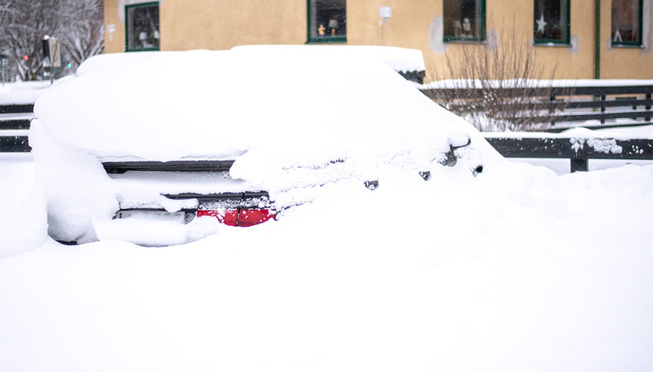 Igensnöad bil som har valt rätt spolarvätska inför vintern för att förhindra att spolarvätskan fryser.
