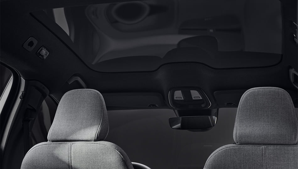Det mörka glastaket förstärker känslan av rymd i kupén på Volvo EC40