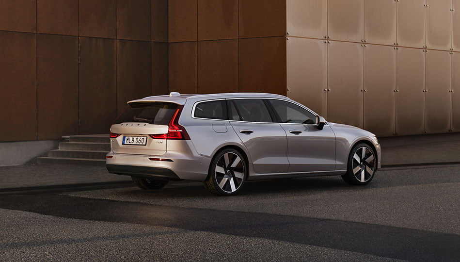 Volvo V60 parkerad snett.