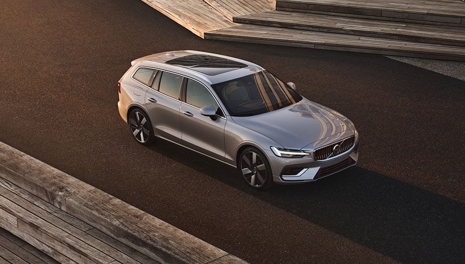 Volvo V60 i solnedgång vid brygga.