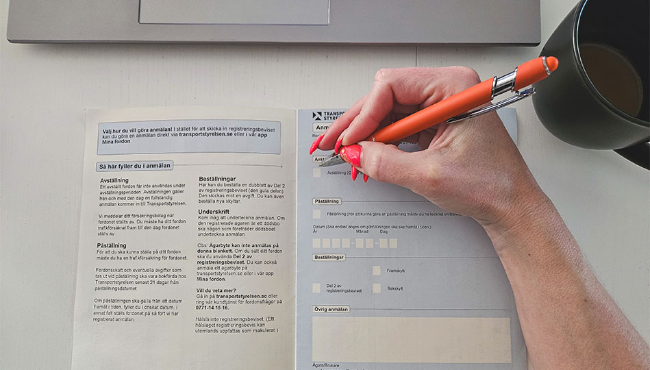 På bilens registreringsbevis del 1, den blå delen, kan du anmäla avställning och påställning.
