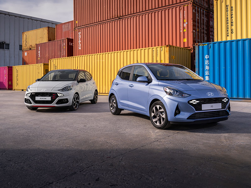 Två Hyundai i10.