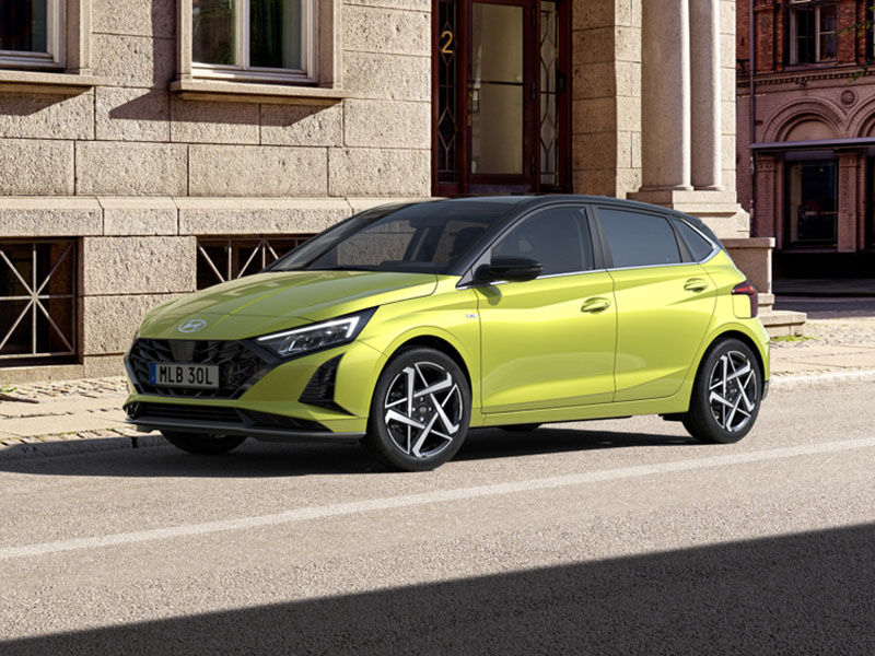 Hyundai i20 parkerad framför tegelvägg.