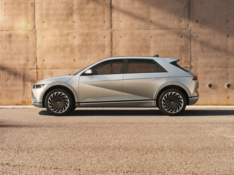 Grå Hyundai Ioniq 5 parkerad mot vägg.