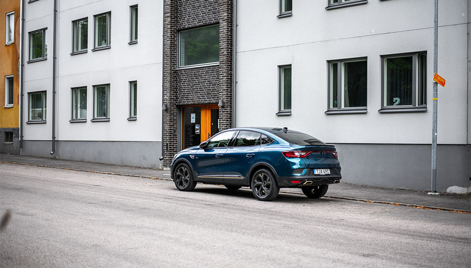 Lutad bakruta på vår begagnade Renault Arkana