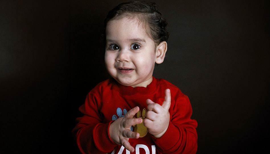 Barn som räknar på fingrarna och ser chockad ut. Illusterar känslan när man inser hur mycket det kostar att köpa nya däck och man ångrar att man inte kontrollerat bilens däcktryck oftare.