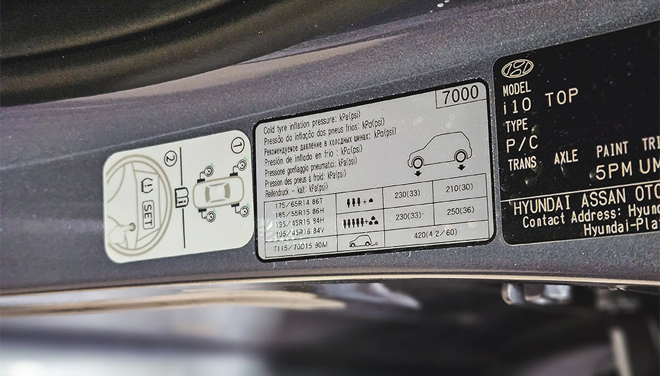 På klisterlappen på denna bil står det till och med uttryckligen att lufttrycket som rekomenderas avser kalla däck.