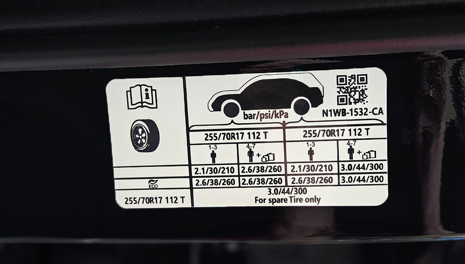 lapp i bilen som visar vilket lufttryck eller däcktryck du ska ha