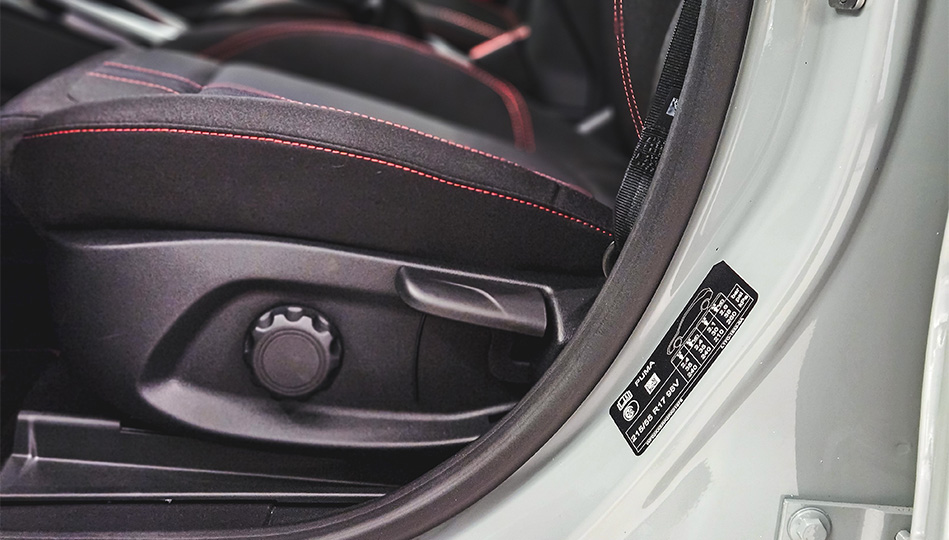 Om du öppnar förardörren på din bil sitter det oftast en lapp på b-stolpen som berättar vad du ska ha för lufttryck i dina däck.