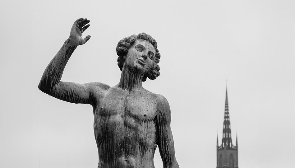 Staty av man. Ska symbolisera hur förvirrad man blir av alla regler för däck.