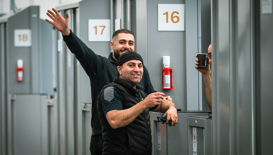 Glada tekniker i däckverkstaden