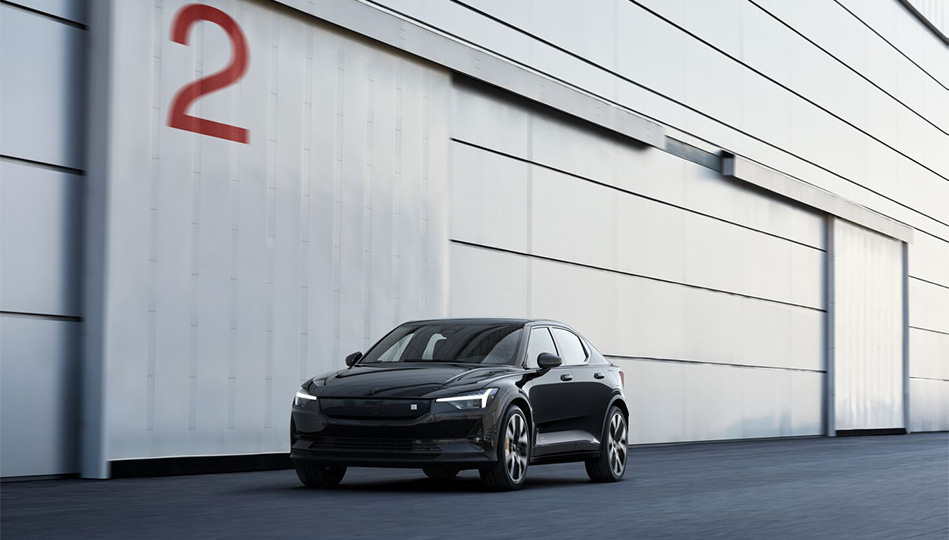 Svart Polestar 2 utanför en port som det står 2 på