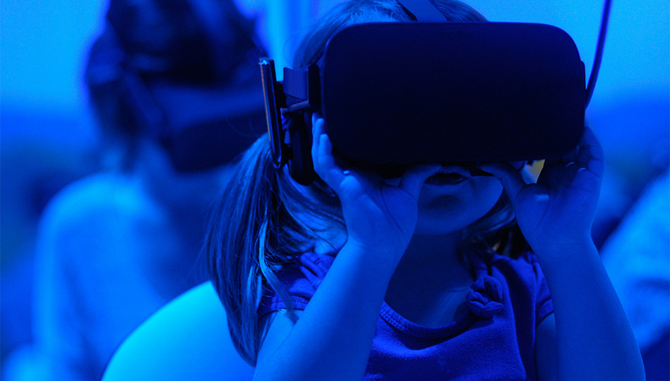 Litet barn med AR/VR-headset på sig.