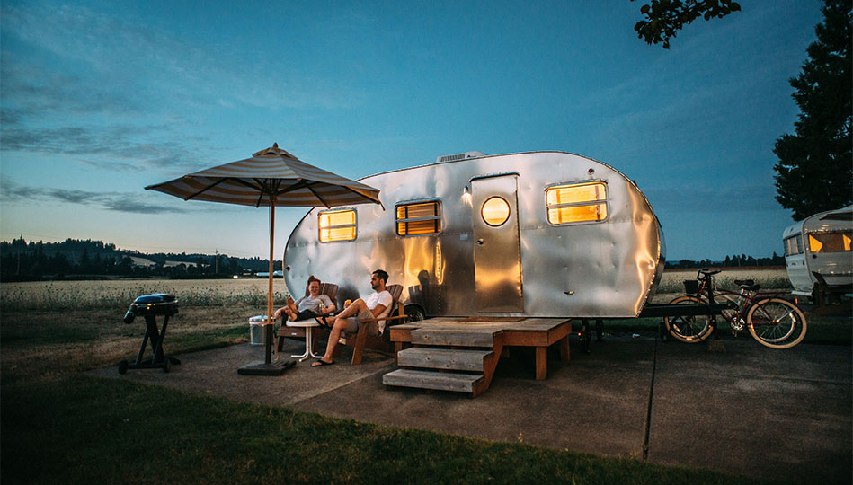 Par som sitter utanför din husvagn. Där står även en grill, ett stort parasoll och en rejäl trätrappa upp till vagnen. Allt det är saker som påverkar husvagnens bruttovikt. Det är dock tjänstevikten som påverkar hur tung husvagn du får dra med bilen.
