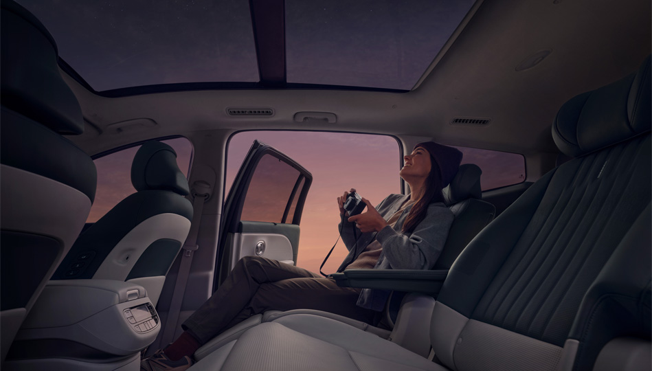 Ioniq 9 bjuder på en luftig kupé med gott om plats för alla resande och ett exklusivt panoramatak.