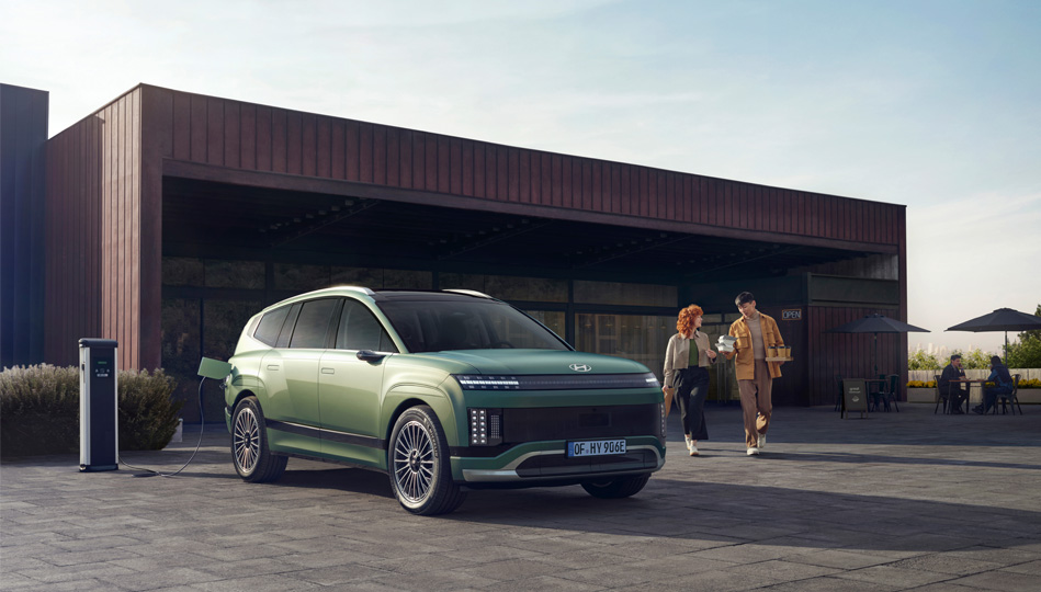 Ioniq 9 laddas vid en offentlig laddstolpe.