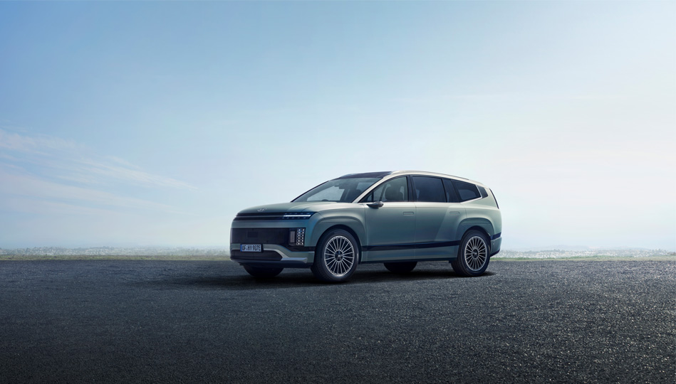 Elbilen Ioniq 9 snett framifrån.