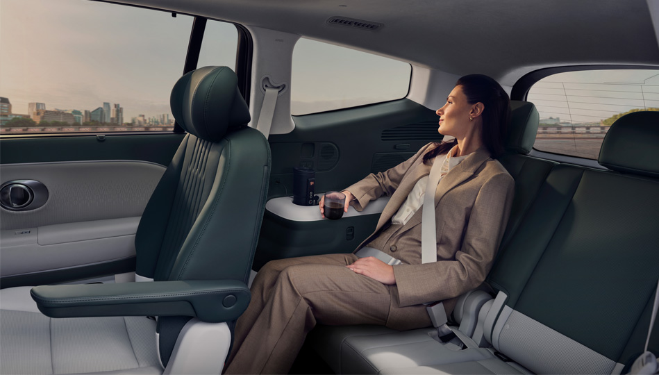 Även på tredje sätesraden sitter du bekvämt och med gott om plats för benen i Ioniq 9.