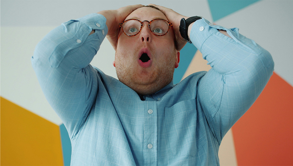 Kille som chockad (men glad) tar sig för pannan.