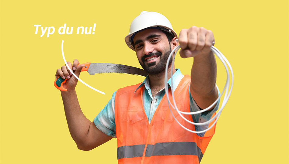 Man med varselväst och vit hjälm som håller i en elkabel (och en såg?). Vi tror att han är typ en elektriker.