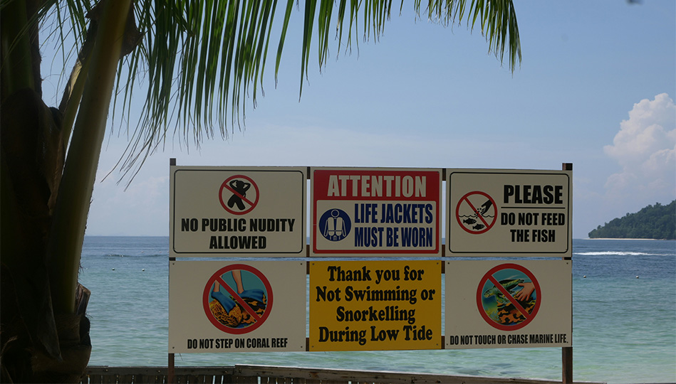 Förbjudsskyltar vid strand med flera olika förbud. Det är lite samma med att fylla på AC själv. Hur du än vrider och vänder på det är det typ förbjudet.