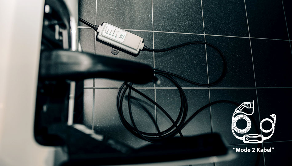 Mode 2-kabel som används för att ladda elbil eller laddhybrid via vanligt eluttag.