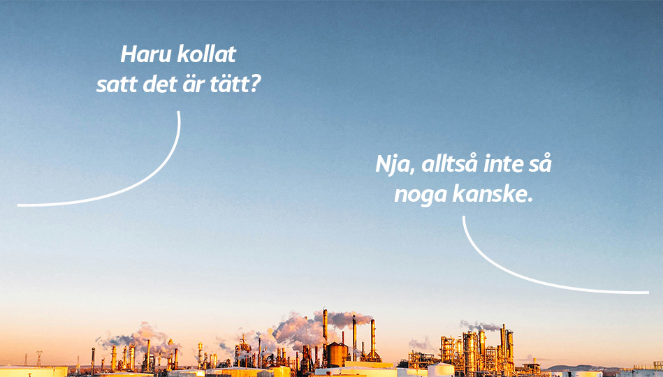 En industri i fjärran som släpper ut en massa rök. Illustrerar att det är svårt att veta om AC-systemet är helt tätt.