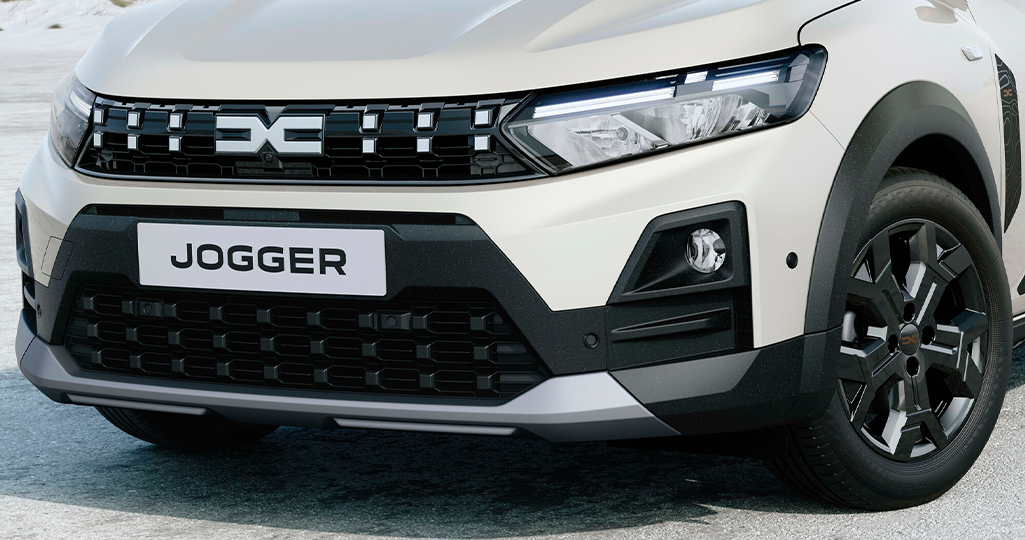 svarta detaljer och svarta fälgar på en vit Dacia Jogger
