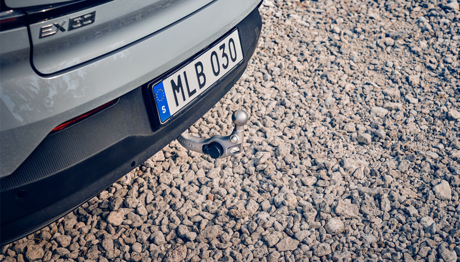 En volvo med dragkrok på grus