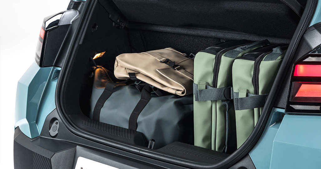 Bagageutrymmet i en Dacia Spring är fullpackad med väskor
