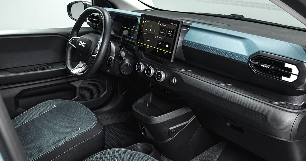 Främre säten och ratt i en Dacia Spring
