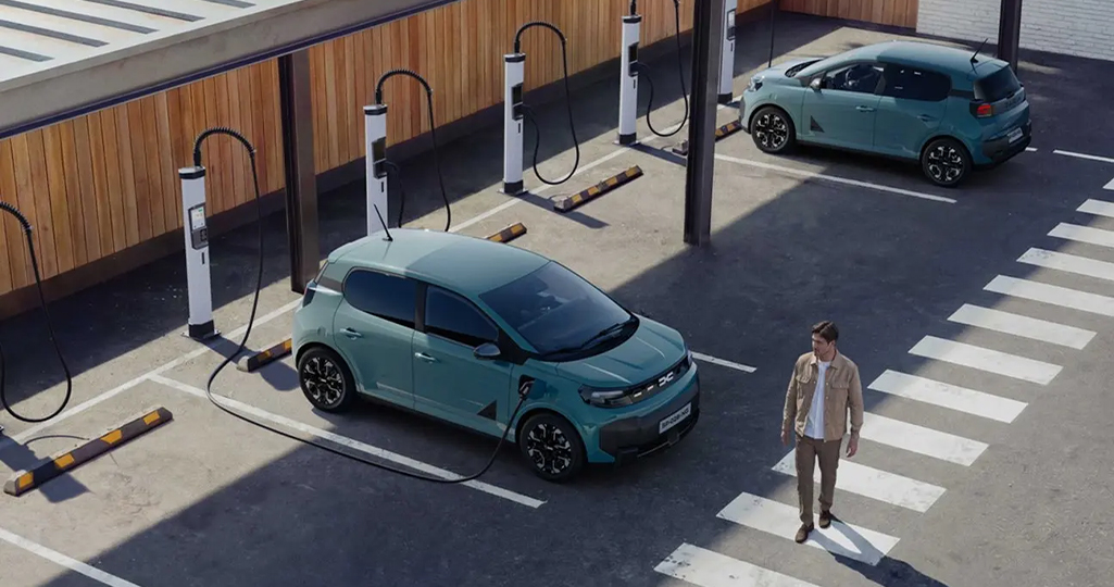 Dacia Spring står och laddar batteriet