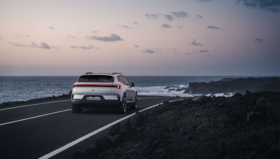 Polestar 4 SUV med en kombiinspirerad baklucka.