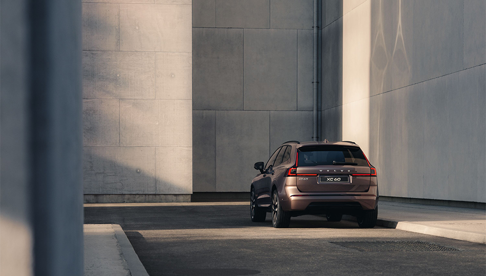 Volvo XC60 modellår 27,5 sedd snett bakifrån.