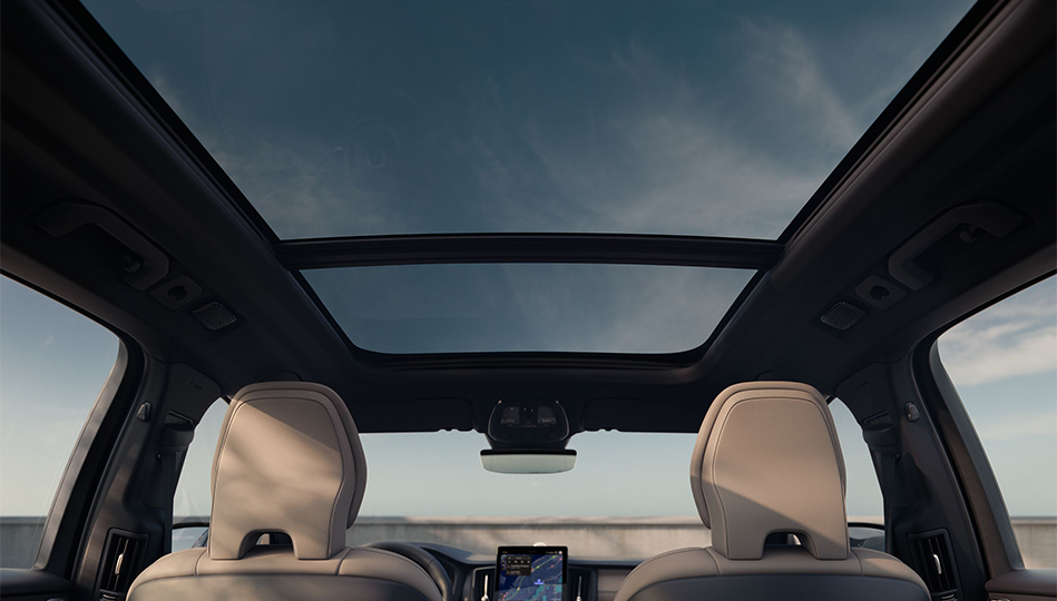 Vem vill inte sitta under detta enorma panoramatak i nya XC60?